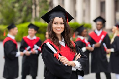 Pozitif güzel bayan öğrenci mezuniyet partisi veriyor.