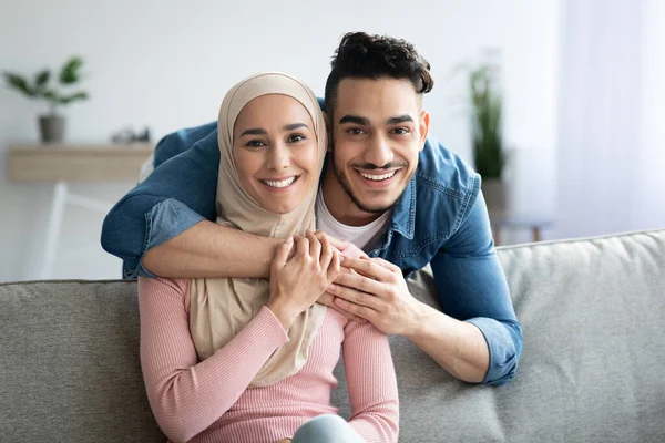 Πορτρέτο της αγάπης muslim ζευγάρι αγκαλιάζει στο σπίτι — Φωτογραφία Αρχείου