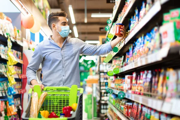 Arabic Guy Buying Food Doing Grocery Shopping In Modern Supermarket — Stock Photo, Image