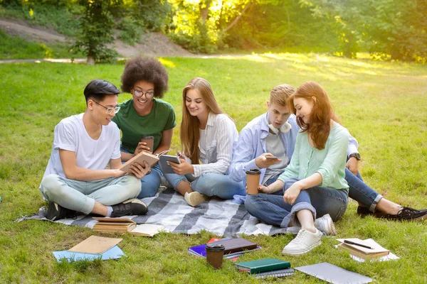 Pastime In Campus. Grupo de amigos da faculdade descansando ao ar livre após as aulas — Fotografia de Stock