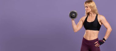 Sporcu vücut geliştirici spor salonunda ya da evde formda kalır.