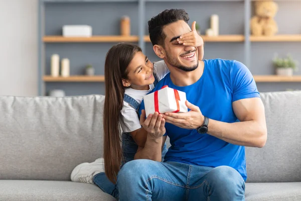 Menina amorosa celebrando o dia dos pais, cumprimentando pai animado com caixa — Fotografia de Stock