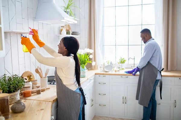千年黑人夫妇一起打扫厨房，享受家务活，自由自在的空间。家庭帮扶服务 — 图库照片