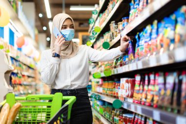 Müslüman Kadın Telefonla Konuşuyor Süpermarkette Gıda Ürünleri Seçiyor