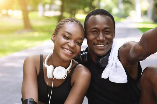 Sportig svart leende par tar selfie tillsammans efter framgångsrik träning utomhus — Stockfoto