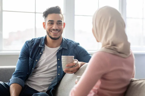 Glücklicher Mann aus dem Nahen Osten teilt Ideen mit seiner Freundin — Stockfoto