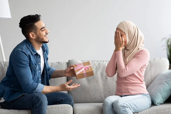 Liebender Mann aus dem Nahen Osten schenkt seiner Frau ein Geschenk — Stockfoto