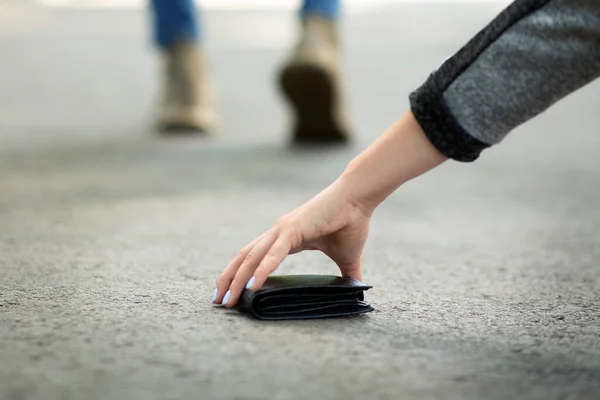 Vista de cerca de la joven mujer recogiendo la cartera perdida en la calle de la ciudad, espacio vacío —  Fotos de Stock