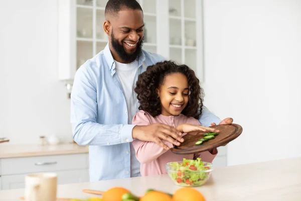 Joyeux afro père et fille cuisine salade ensemble — Photo