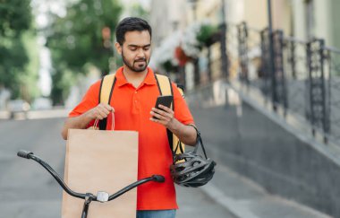 Şehirde yiyecek teslimatı için modern cihazlar ve müşterilerin adresi