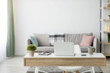 Minimalist tasarımlı modern dairenin içinde ücra bir iş yeri