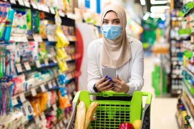 Müslüman Kadın Tutucu Akıllı Telefon Süpermarketten Alışveriş Yapıyor