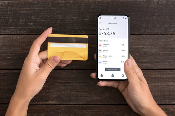 Nerozpoznatelná žena držící kreditní kartu a smartphone s bankovní aplikací — Stock fotografie