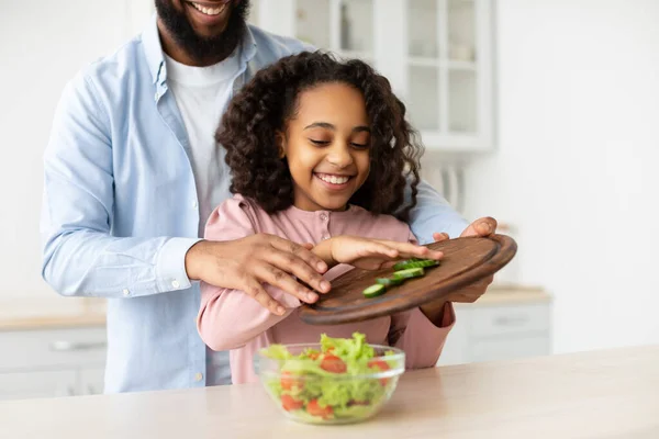 Joyeux afro père et fille cuisine salade ensemble — Photo