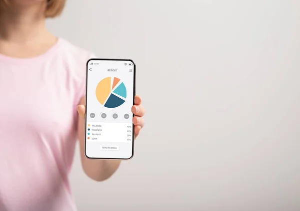Mujer irreconocible sosteniendo smartphone con gráficos y diagramas en pantalla — Foto de Stock