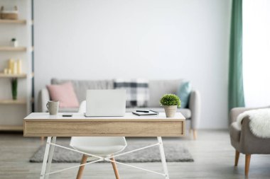 Evde uzaktan çalışma, modern apartmanın içinde yöneticilerin çalışma yeri