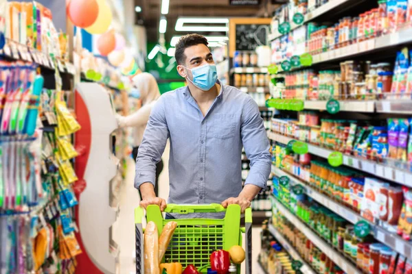 Arabian Man κάνει ψώνια παντοπωλείο φορώντας μάσκα προσώπου στο σούπερ μάρκετ — Φωτογραφία Αρχείου