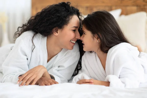 Retrato de cerca de la madre y la hija feliz en batas de baño —  Fotos de Stock