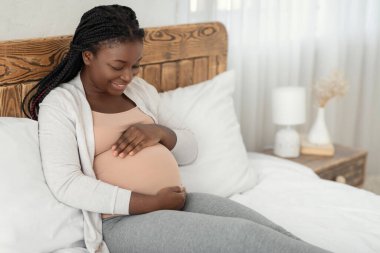 Mutlu Umutlar. Evde Rahatlayan Genç Afro-Amerikan Kadın Portresi