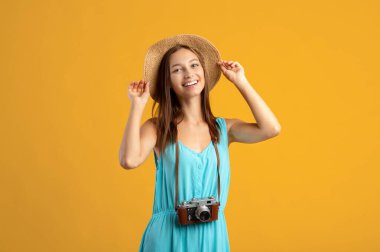 Güzel genç bayan tatilde, sarı bir geçmişi var.