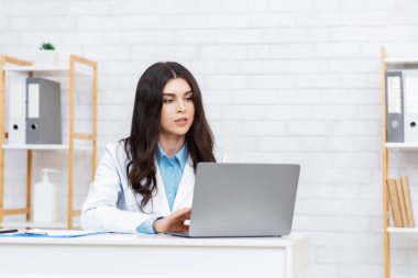 Çevrimiçi terapist, doktorla modern istişare ve profesyonel doktorlarla uzaktan görüşme.