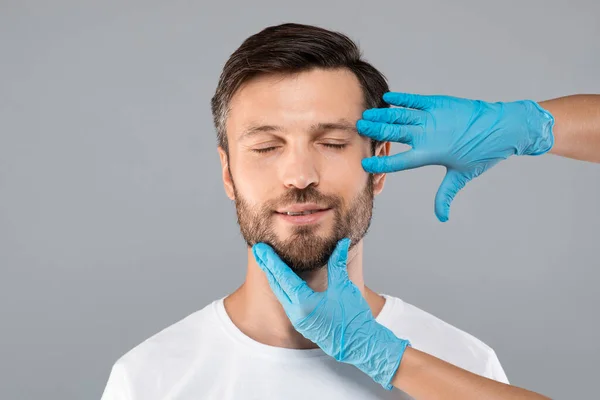 Hombre barbudo de mediana edad con los ojos cerrados recibiendo inyecciones de belleza —  Fotos de Stock