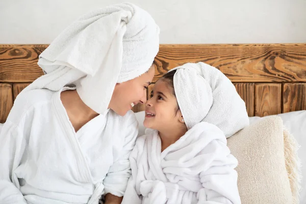 Zbliżenie portret kochającej matki i córki w szlafrokach — Zdjęcie stockowe