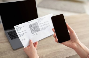 Uygulama üzerinden QR kodunu taramak için cep telefonu kullanan kadın, boş ekranlı akıllı telefon.