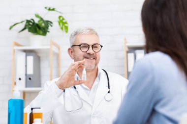 Tedavi için düşürür ve hastaya doktor tavsiyesi verir