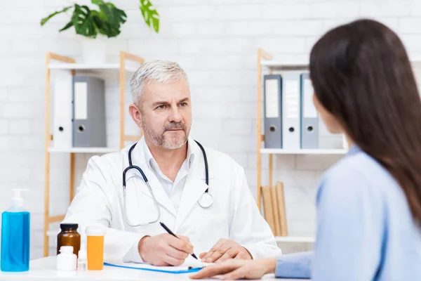 Regelmäßige Kontrolluntersuchungen in modernen Kliniken, Hausärzten und pharmazeutischen — Stockfoto