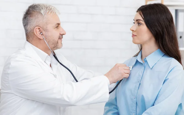 Medische diensten, bezoek aan huisarts, gezondheidszorg en onderzoeken in kliniek — Stockfoto