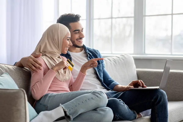 Giovane famiglia musulmana fare acquisti su Internet via computer portatile — Foto Stock