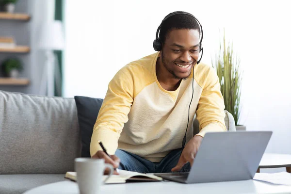 Positieve zwarte man bijwonen van online training vanuit huis — Stockfoto