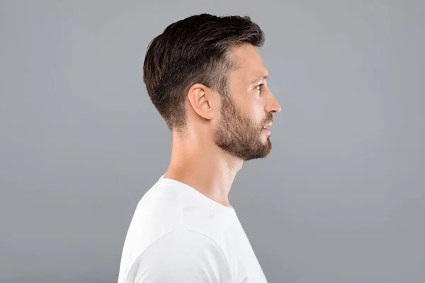 Retrato de perfil del hombre de mediana edad sobre fondo gris — Foto de Stock