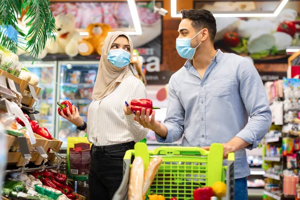 Μουσουλμάνο ζευγάρι κάνει ψώνια παντοπωλείο Επιλέγοντας βιολογικά λαχανικά στο σούπερ μάρκετ — Φωτογραφία Αρχείου