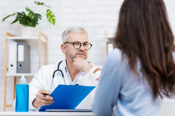 Consultar al paciente en hospital privado, diagnóstico y examen médico — Foto de Stock