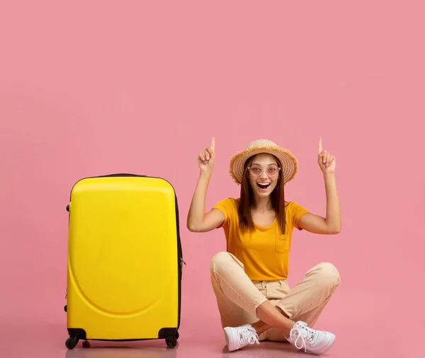 Emotional lady in summer clothes pointing at exciting travelling deals — Stock Photo, Image