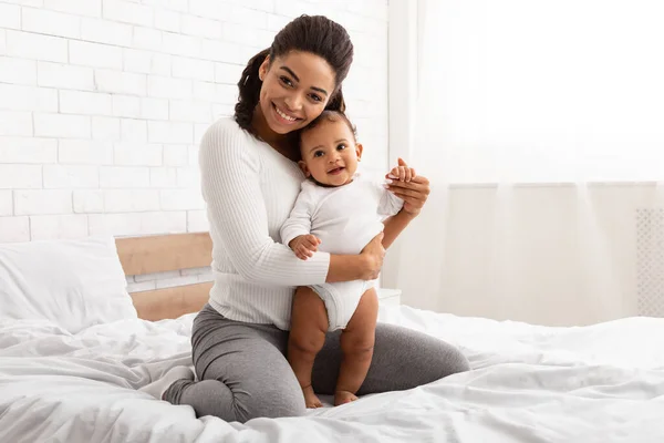 Afroamericana madre posando con su bebé en casa — Foto de Stock