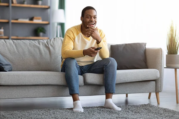 Hombre negro feliz viendo la televisión en casa, espacio para copiar — Foto de Stock
