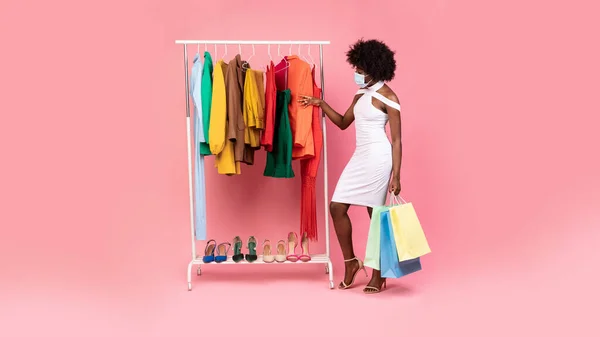 Africano Feminino Vestindo Máscara Cirúrgica Comprando Roupas, Estúdio Shot — Fotografia de Stock