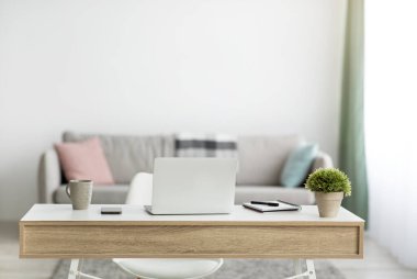 Ev ofisi, bilgisayarlı ve mobilyalı rahat iş yeri