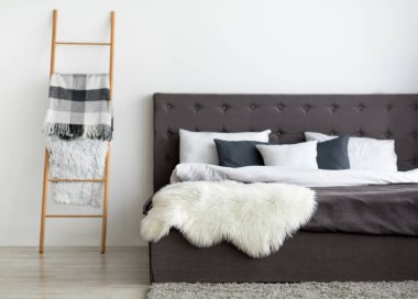 Modern ev dekorasyonu, parlak ve rahat bir ev, İskandinav tarzında bir daire, kira veya satış evi reklamı