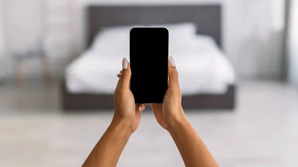 Pov av afroamerikansk kvinna som håller smartphone med tom skärm — Stockfoto
