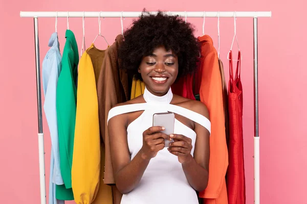 Happy Black vrouw met smartphone kopen kleding Online, Studio Shot — Stockfoto