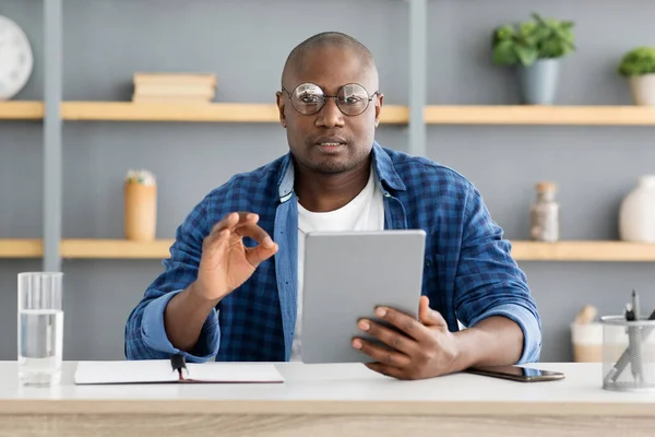 Olgun Afro-Amerikalı adam dijital tablet tutuyor ve kameraya bakıyor, internete yorum videosu kaydediyor. — Stok fotoğraf