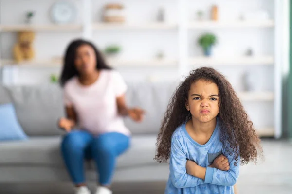 Ragazzina nera si sente arrabbiato, offendendo sua madre a casa, spazio copia. Concetto di conflitto tra genitori — Foto Stock