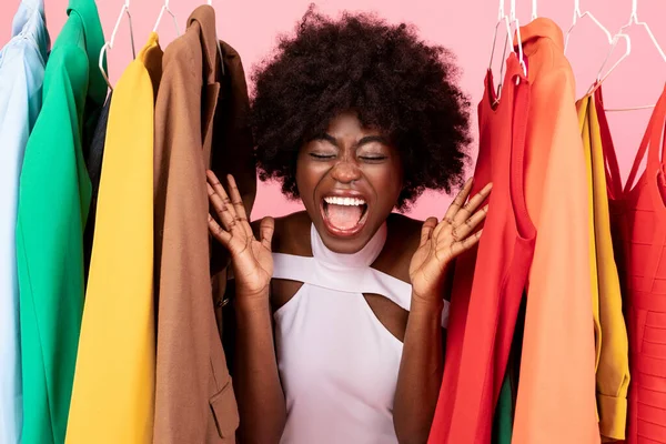 Emocional afro-americano senhora em compras gritando sobre fundo rosa — Fotografia de Stock