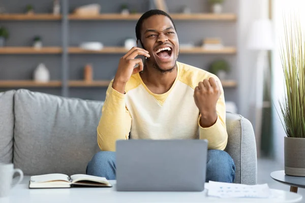 Emotionele zwarte man hebben gesprek op smartphone thuis — Stockfoto