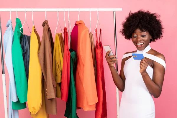 Akıllı Telefon ve Kredi Kartını Pembe Arkaplanda Kullanan Afrikalı Kadın — Stok fotoğraf