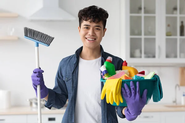 Захоплений азіатський хлопець готовий для прибирання квартири — стокове фото